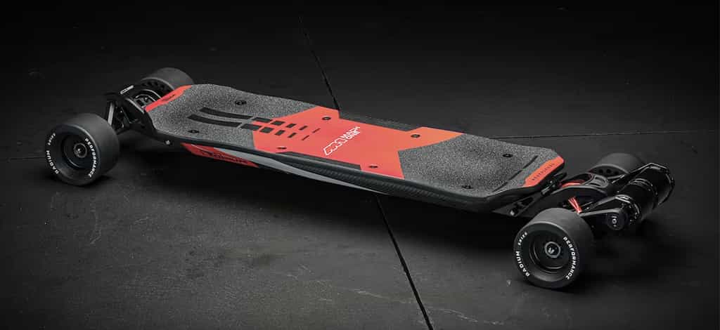 Le Mach One est un skateboard électrique australien capable d’atteindre une vitesse maximale de 72 km/h. © Radium Performance