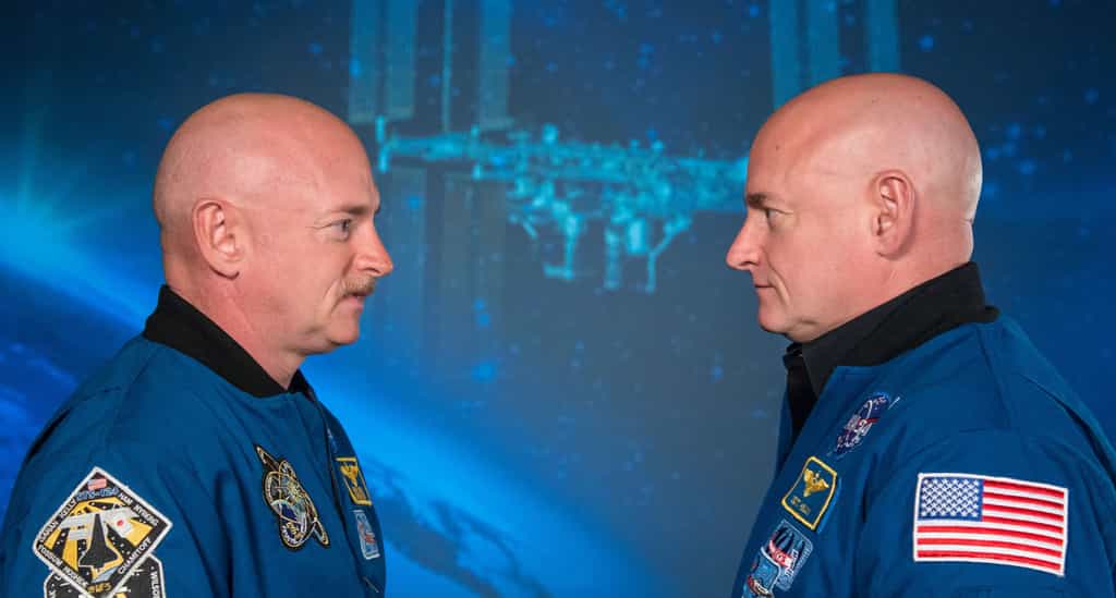 Mark Kelly, à gauche, face à son frère jumeau Scott, à droite, qui a séjourné 340 jours dans l’espace, à bord de l’ISS. © Nasa