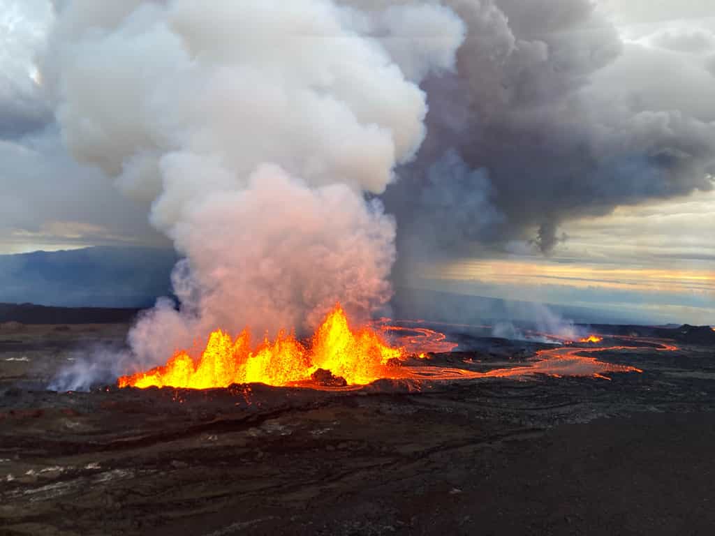 La fissure 3 du Mauna Loa, ses fontaines de lave et coulées au matin du 29 novembre 2022. © HVO-USGS