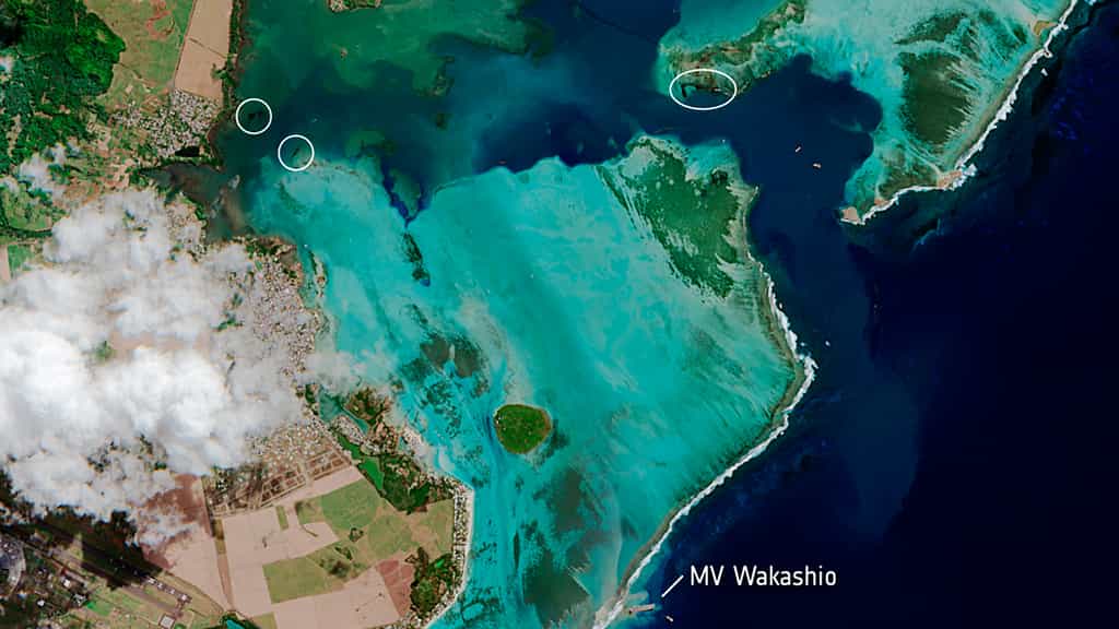 Sur cette image, acquise le 11 août par le satellite Sentinel-2, le MV Wakashio, visible en bas de l’image, est échoué près de la pointe d’Esny, une zone humide importante. La nappe de pétrole peut être vue comme une fine ligne noire entourée par les couleurs turquoise vives de l'océan Indien. L'huile est visible près du bateau, ainsi qu'à d'autres endroits autour du lagon. © contains modified Copernicus Sentinel data (2020), processed by ESA, CC by-sa 3.0 IGO