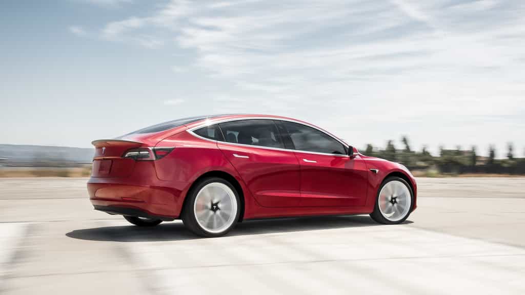 Contrairement aux autres modèles de la marque, la Tesla Model 3 ne dispose pas d’une ouverture motorisée du coffre et du capot. © Tesla