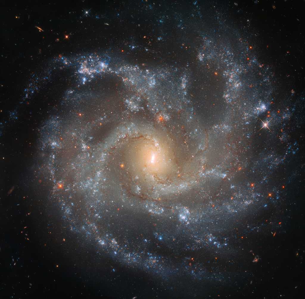 Superbes détails de la galaxie NGC 5468 photograhiée par Hubble. © ESA, Hubble, Nasa, W. Li et al.