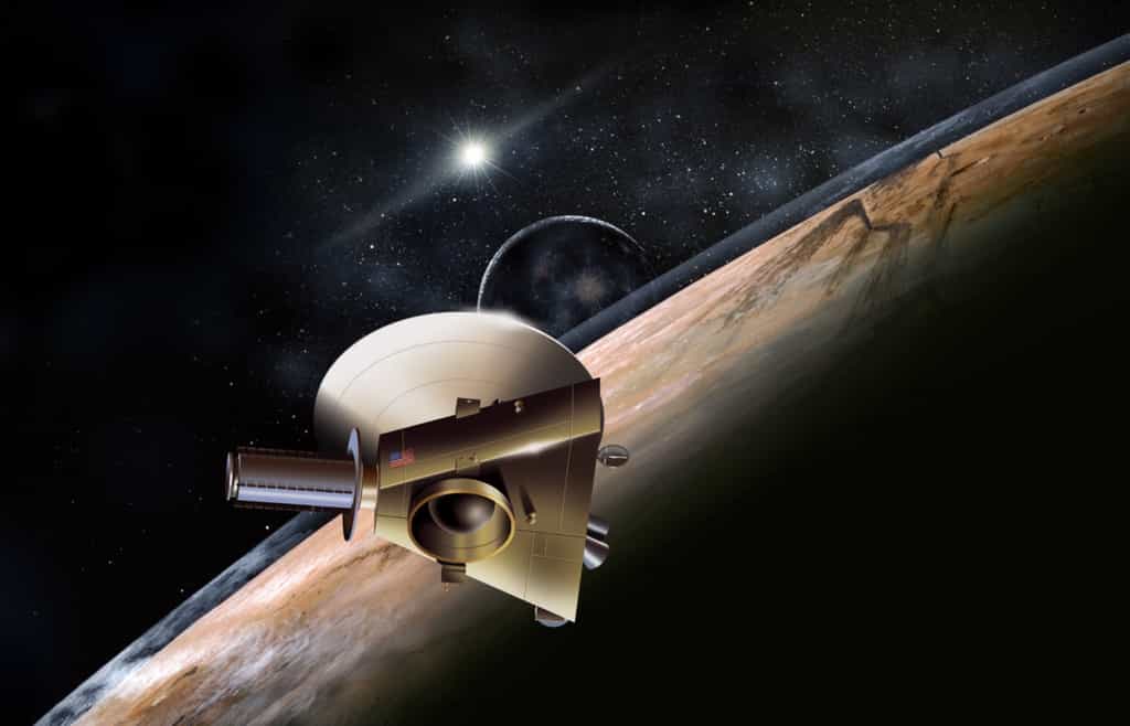 Une vue d'artiste d'un événement qui surviendra le 14 juillet 2015 : la sonde New Horizons rase la planète naine Pluton. Elle observe son atmosphère ténue, produite par le dégazage de ses glaces, et son plus gros satellite, Charon. Elle travaille en mode automatique, accumulant les données qu'elle expédiera ensuite vers la Terre, à près de 5 milliards de kilomètres. À cette distance, le débit est très faible et il faudra deux mois pour tout télécharger © Nasa