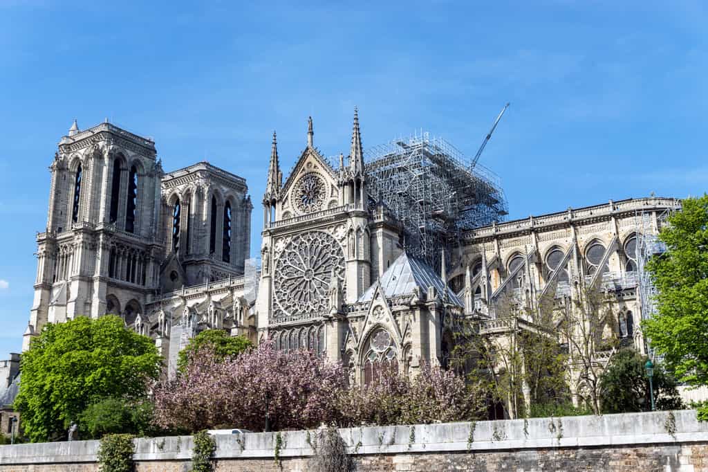 La cathédrale de Notre-Dame de Paris quelques jours après l'incendie de son toit et de la flèche. © UlyssePixel, Adobe Stock