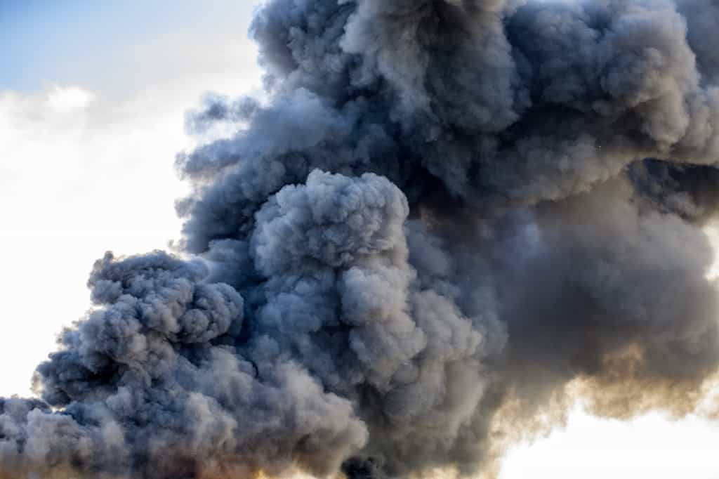 Les incendies de forêt géants dégagent une fumée aux caractéristiques proches de celle du panache d’une explosion nucléaire. © leszekglasner, Fotolia