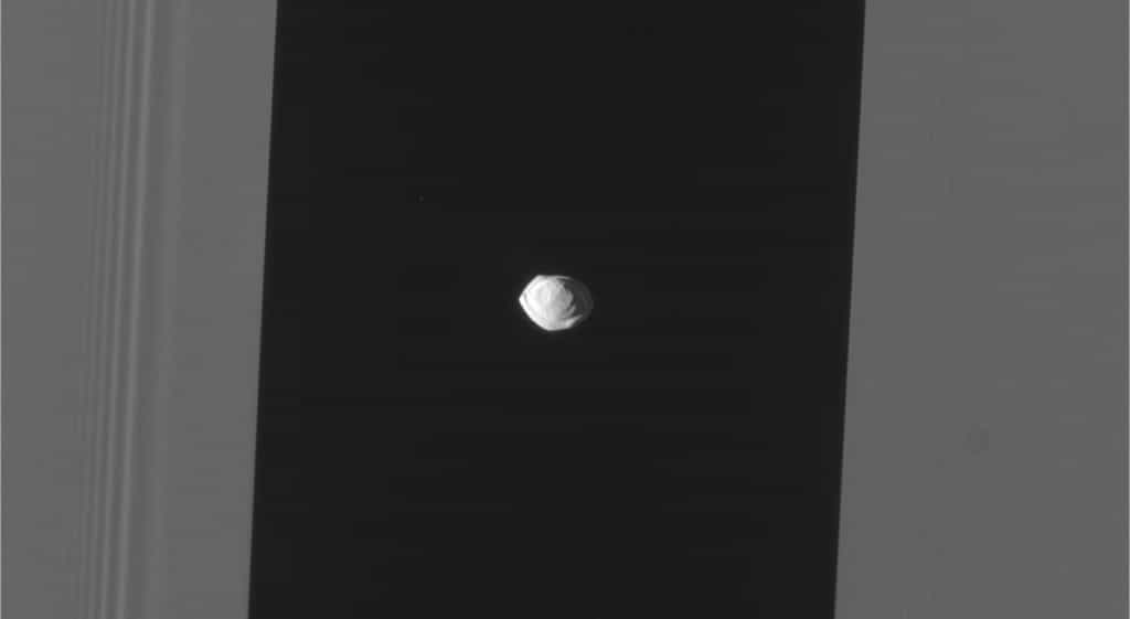 Pan, au centre de la division d’Encke. © Nasa, JPL-Caltech