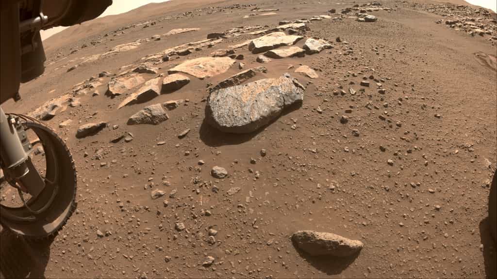 Le rocher « Rochette » photographié par l'une des Hazard Camera frontales, le 26 août, avant le forage de Perseverance. © Nasa, JPL-Caltech