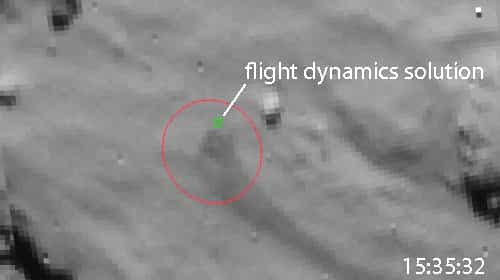 Prise par Rosetta, cette photographie montre l'atterrissage de Philae, du moins le premier. On y voit la tache sombre de la poussière soulevée par le robot. Le losange vert indique le lieu calculé (flight dynamics solution), à 10 m seulement du point de toucher réel. L'atterrissage a donc été d'une précision excellente... au détail près que Philae a rebondi pour remonter à environ 1 km au-dessus de la surface et toucher une deuxième fois 1 km plus loin et 1 h 50 plus tard. Le second rebond, suivi d'un survol de quelques minutes, l'a amené dans un endroit au relief tourmenté, où il n'a pas encore été localisé. © Esa/Rosetta/NAVCAM – CC BY-SA IGO 3.0