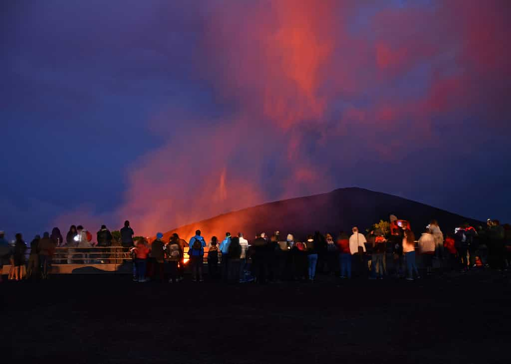 Spectateurs sur le bord de l'Enclos Fouqué devant l'éruption du 19 juillet 2019. © Patrice Huet