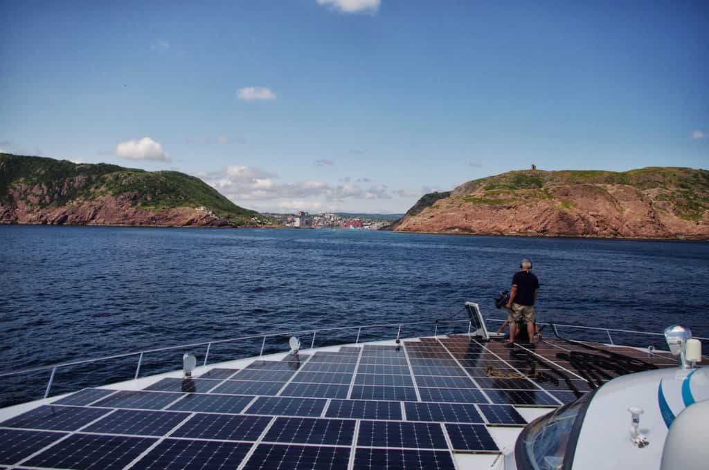 La catamaran solaire MS Tûranor PlanetSolar pèse 89 t et est&nbsp;alimenté par 516 m2&nbsp;de panneaux solaires. Cette photographie a été prise lors de son arrivée à St-John's (Canada) le 1er août 2013. © PlanetSolar