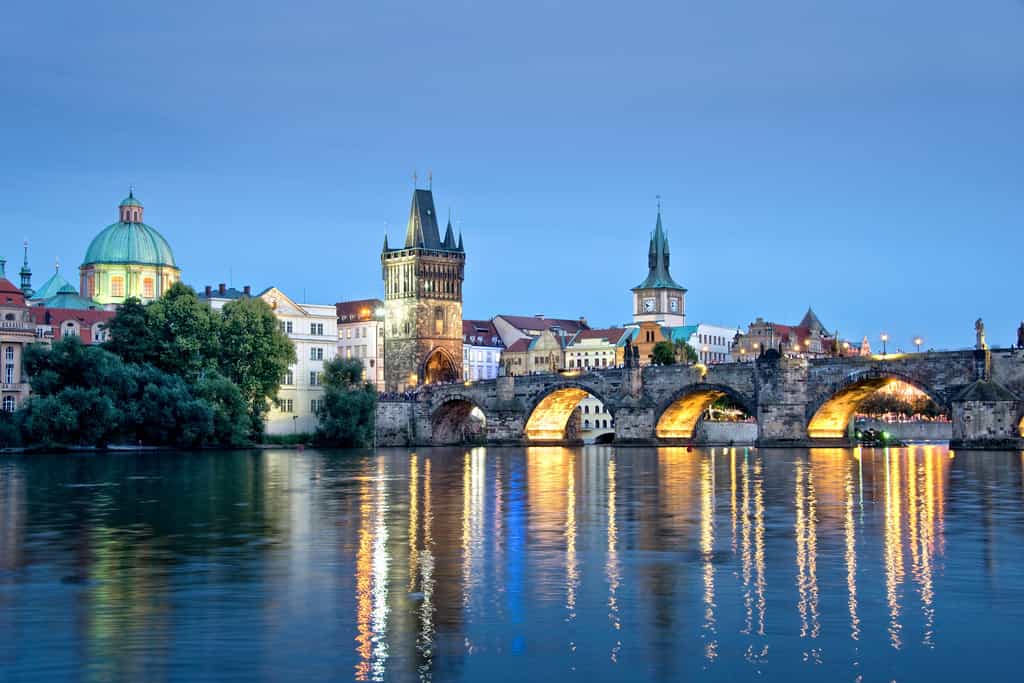 Le pont Charles à Prague relie la vieille ville, Staré Město, au quartier Malá Strana. © Delphotostock, Fotolia