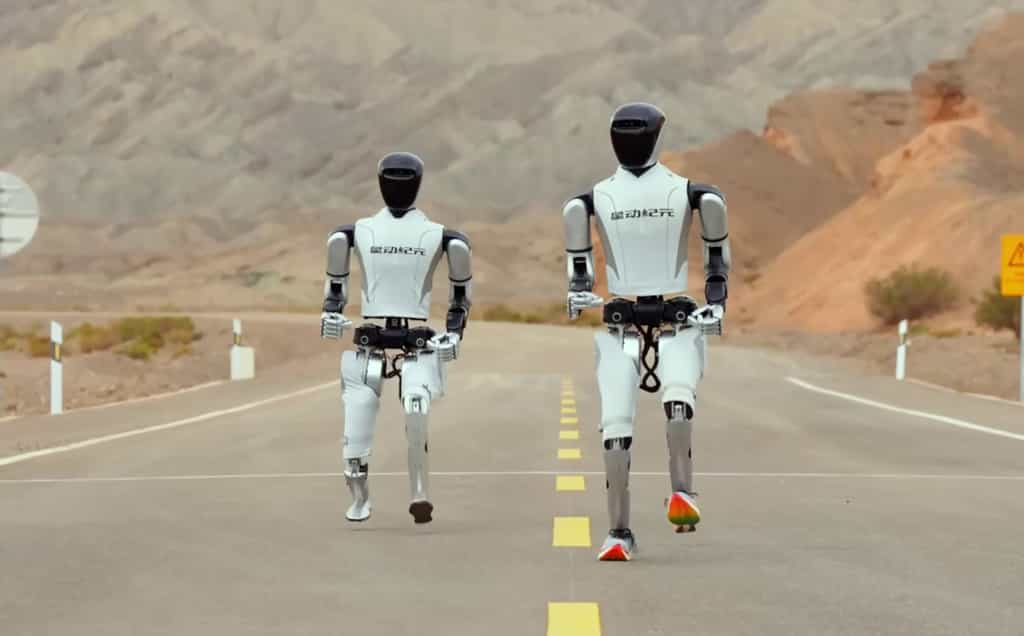 Deux robots Star1 ont fait la course dans le désert de Gobi, l’un équipé de chaussures, l’autre non. © Robot Era