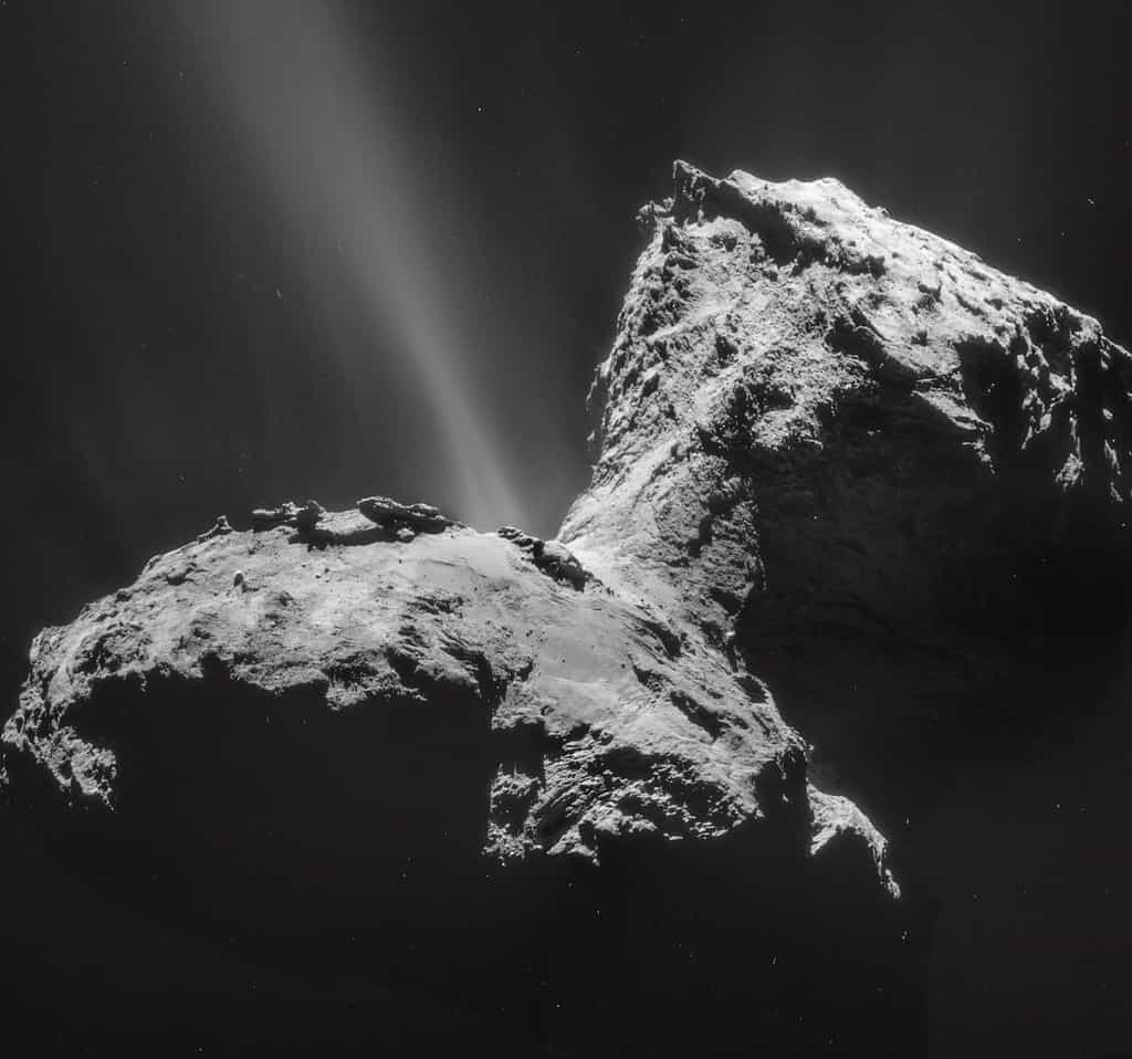 Tchouri photographiée avec la NavCam de Rosetta le 31 janvier 2015 (mosaïque de 4 images). L’activité la plus forte est observée dans la région du cou. © Esa, Rosetta, NavCam – CC BY-SA IGO 3.0