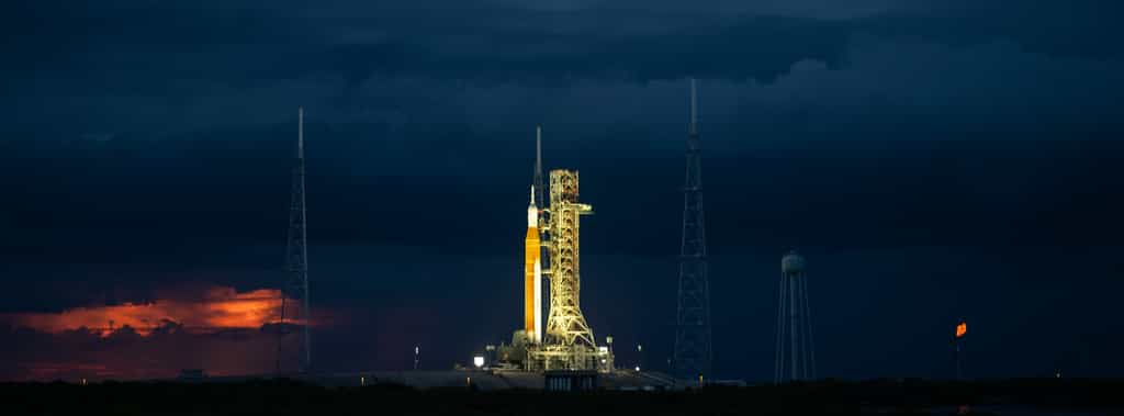 La méga-fusée de la Nasa, SLS, sur son pas de tir au Centre spatial Kennedy, le 31 août 2022. © Nasa, Joel Kowsky&nbsp;