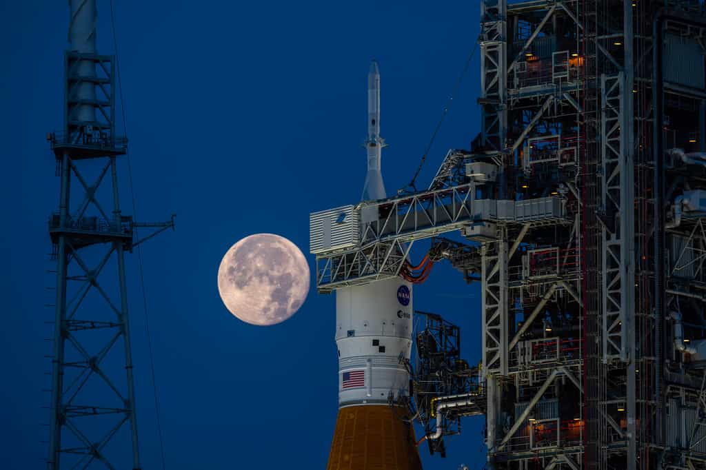 Artemis I sur son pas de tir avec la Lune en point de mire. Prochaine tentative de lancement à partir du 17 octobre 2022. © Nasa,&nbsp;Ben Smegelsky