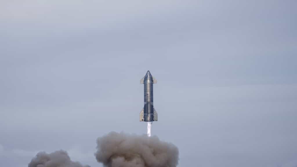 Vol d'essai du prototype SN10 le 3 mars 2021. Si le vol s'est apparement bien déroulé, le prototype a explosé au sol, environ huit minutes après son atterrissage ! © SpaceX