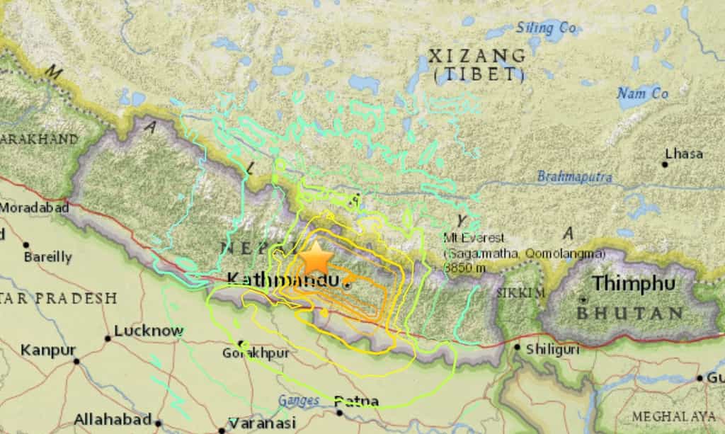 Le séisme survenu samedi 25 avril 2015 à 6 h 11 TU (11 h 56 en heure népalaise) était de magnitude 7,8. L'USGS (US Geological Survey) indique un épicentre à 77 km au nord-ouest de Katmandou et une profondeur de 15 km. La ligne rouge sur la carte indique la limite entre les plaques indienne et eurasienne. Plusieurs répliques ont eu lieu depuis, dont l'une de 6,7 dimanche matin et une de 4,6 (en ondes de volume, mb) le même jour à 22 h 33 (source CSEM). L'USGS en prévoit d'autres dans les jours qui viennent, avec une probabilité de plus de 50 % de séismes de magnitude supérieure à 5 dans une durée d'un mois. © USGS