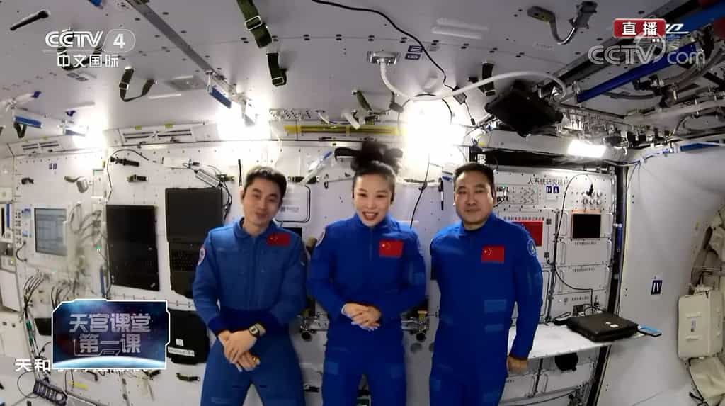 De gauche à droite : extraction des astronautes chinois Zhai Zhigang, Wang Yaping et Ye Guangfu de leur vaisseau. © Xinhua, Lian Zhen
