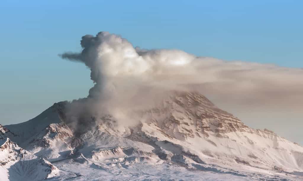 Éruption du volcan Shiveluch, dans la péninsule du Kamtchatka. © Alexander Piragis, Adobe Stock