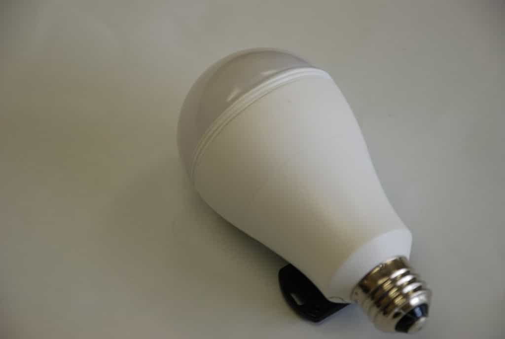 Le projet Smart Charge, qui espère être financé par l'intermédiaire du financement participatif, propose une ampoule capable de rester allumée même en cas de coupure de courant. © iFi Systems LLC