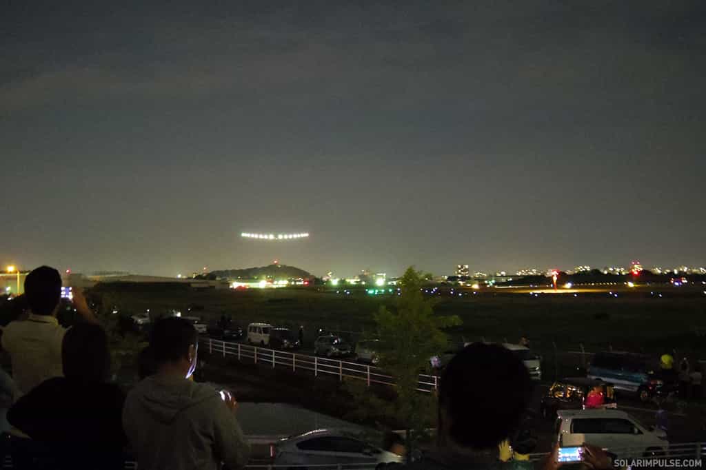 Le SI2 à l'atterrissage à Nagoya le lundi 1er juin, de nuit, après un déroutement dû à de mauvaises conditions météorologiques. © Solar Impulse (photo prise par un spectateur)