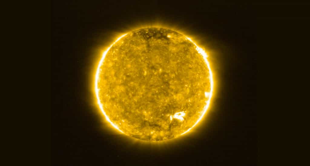 Première photo du Soleil prise par Solar Orbiter le 30 mai 2020 avec l'instrument Extreme Ultraviolet Imager (EUI). Dans cette longueur d'onde (17 nm), on peut voir la couronne de notre étoile. Sa température dépasse 1 million de °C. © Solar Orbiter, EUI Team (ESA & NASA); CSL, IAS, MPS, PMOD/WRC, ROB, UCL, MSSL 