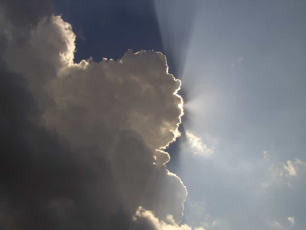 Souvent, le soleil se cache. En prévoyant précisément les passages de nuages à l'échelle des heures à venir, il est possible de mieux lisser la production d'électricité par une ferme photovoltaïque. © Quentinv57, licence CC by-sa 3.0