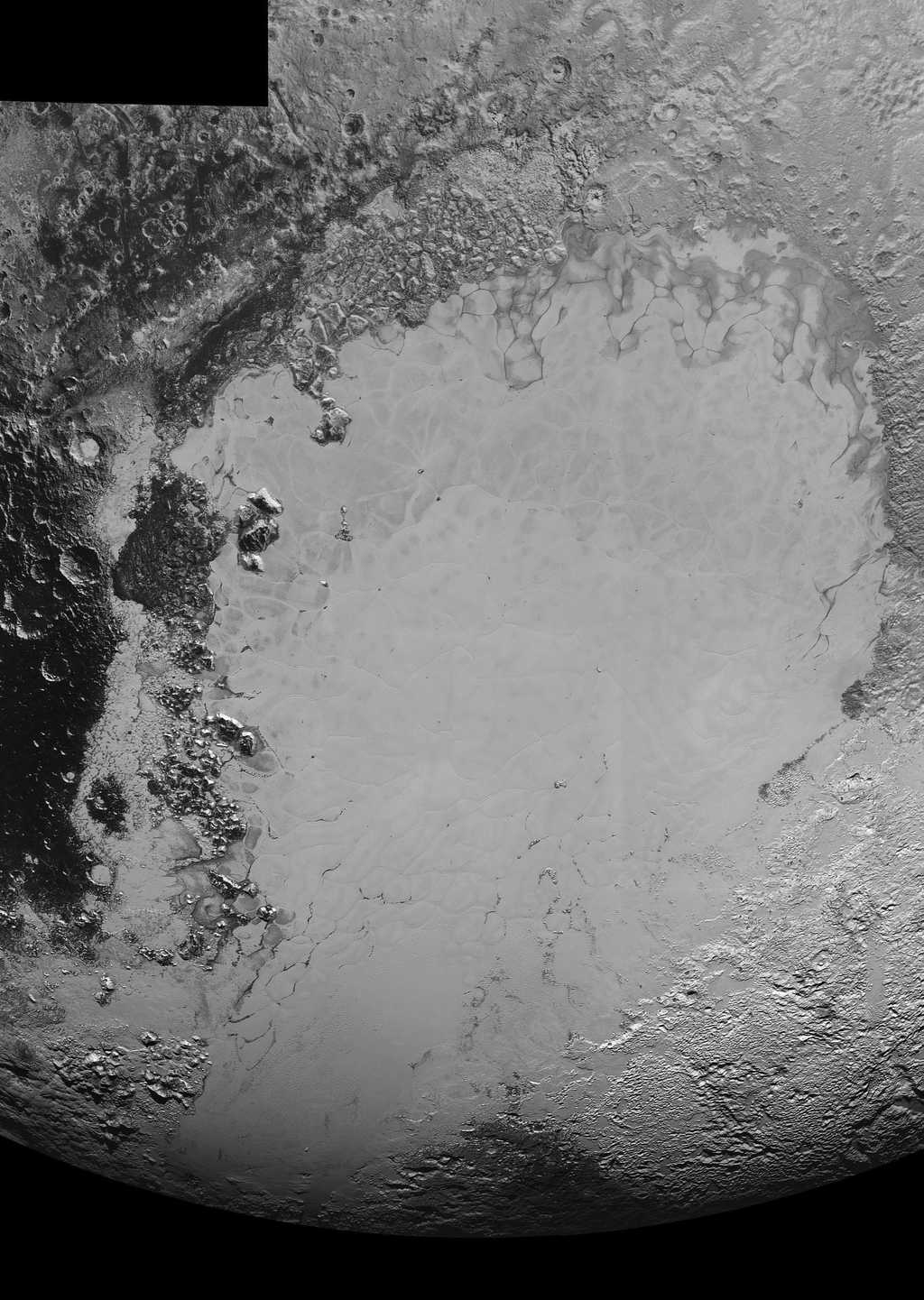 Image mosaïque reconstituée à partir des observations de New Horizons, montrant la vaste région gelée de Sputnik Planitia au centre. © Nasa/JHUAPL/SwRI