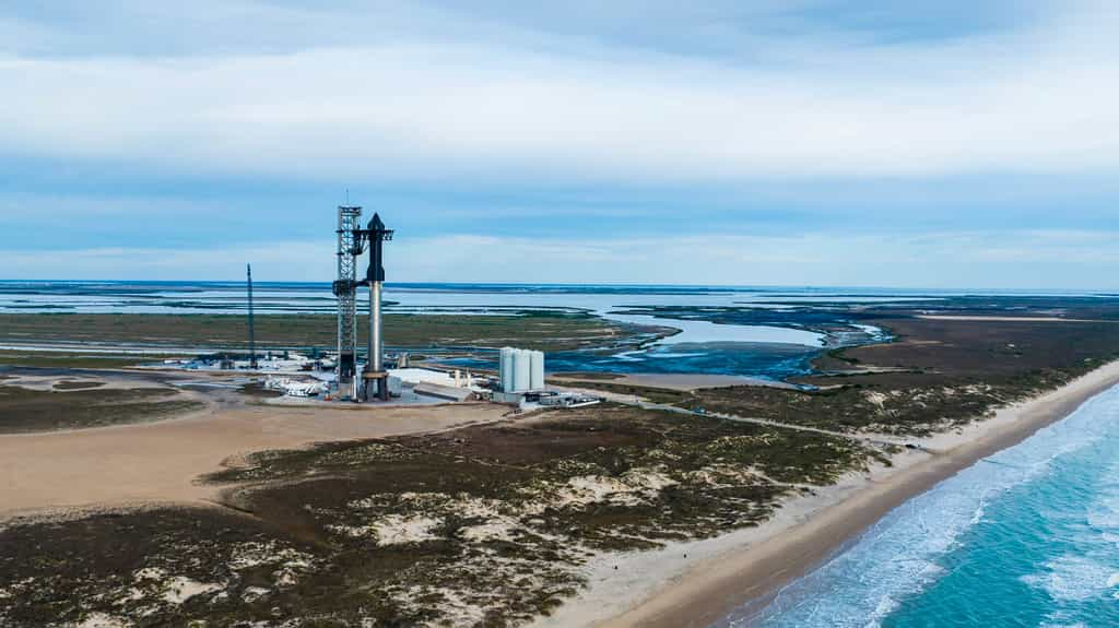 Un Starship sur son pas de tir de la Starbase de Boca Chica. © SpaceX