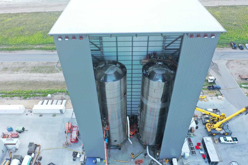 Deux réservoirs de prototype SN du démonstrateur du Starship sur la base de lancement de Boca Chica de SpaceX, au Texas. © SpaceX, Elon Musk
