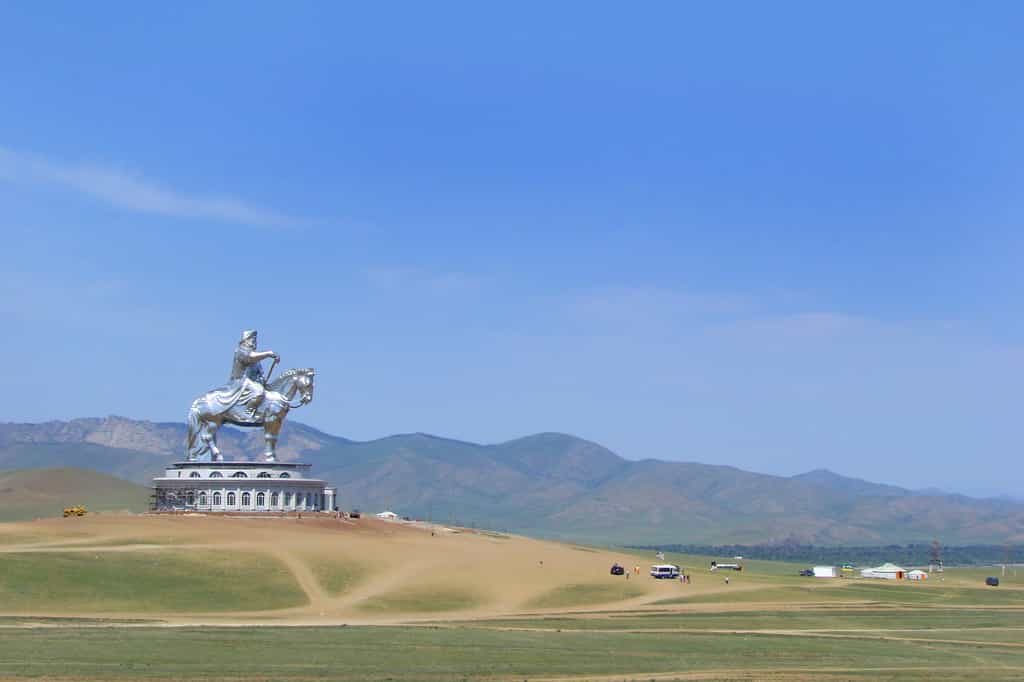 La statue équestre de Gengis Khan a été érigée en 2008 au bord de la rivière Toula à Tsonjin Boldog, à 54 km à l'est de la capitale mongole Oulan-Bator. © Delphotostock, Adobe Stock
