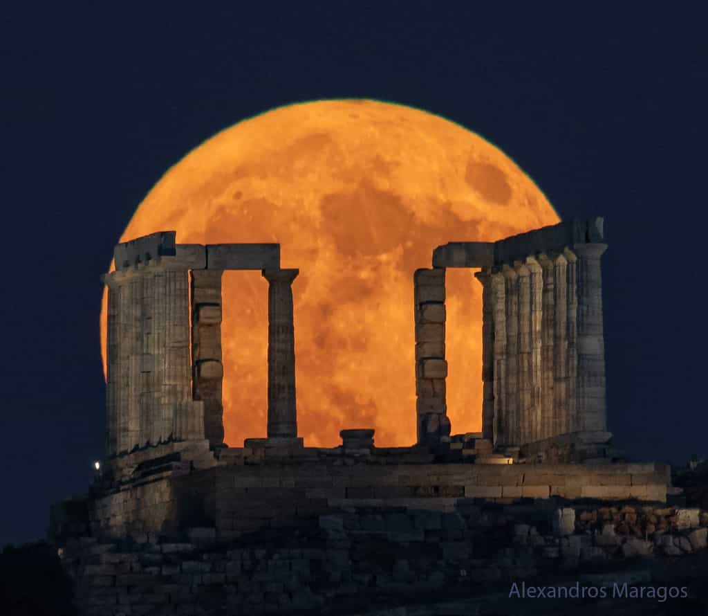 La « super lune bleue » du 19 août 2024 photographiée derrière le temple de Poséidon, au Cap Sounion (Grèce). © Alexandros Maragos, NASA