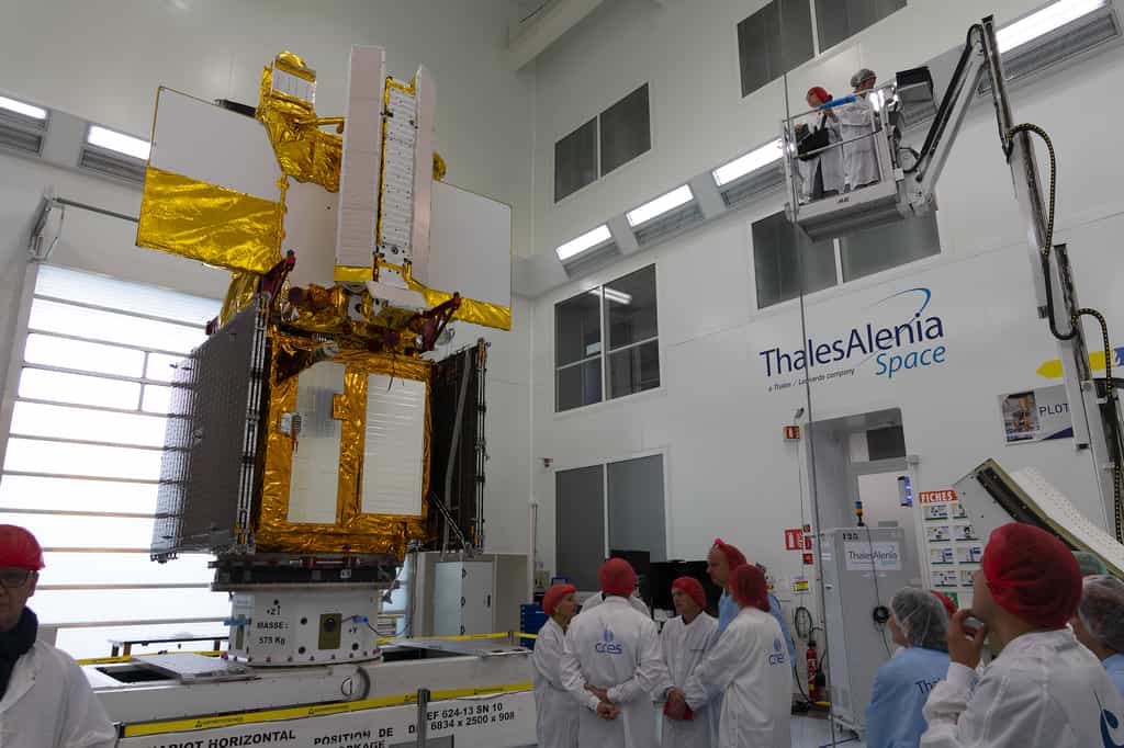 Le satellite Swot, entièrement assemblé, dans la salle blanche de l'usine cannoise de Thales Alenia Space. Dans cette configuration, prête au lancement, les panneaux solaires et le radar altimétrique sont repliés. © Rémy Decourt