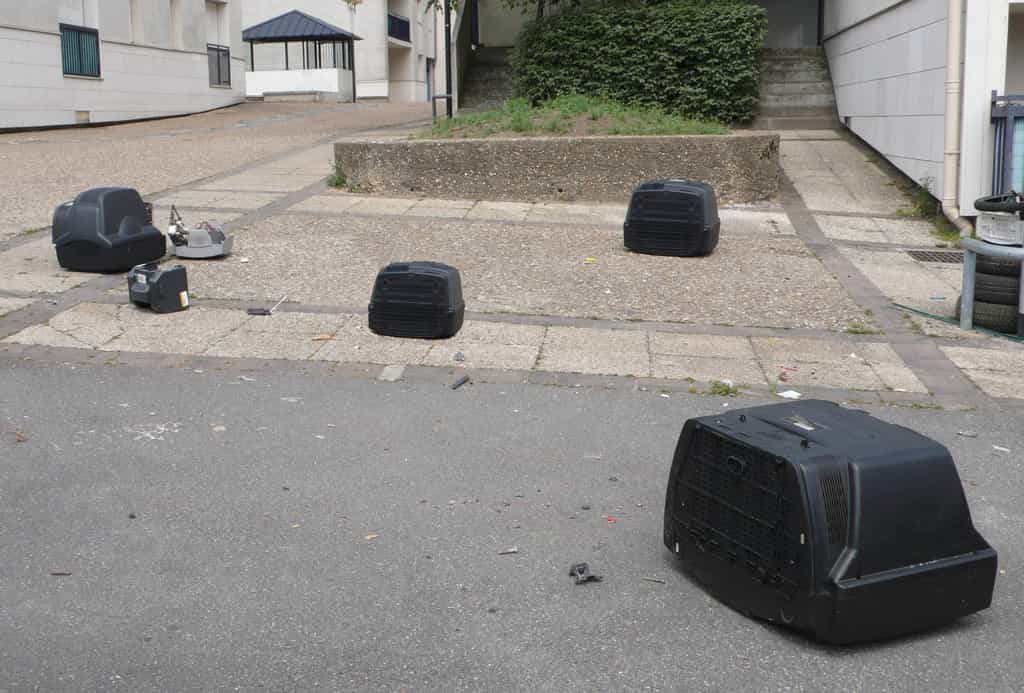 Trop souvent, les déchets électroniques jonchent les trottoirs, quand certains les ont confiés aux&nbsp;« encombrants&nbsp;» alors qu'ils ne sont plus ramassés. Une collecte au pied des immeubles sera sans doute un progrès.&nbsp;© Jean-Luc Goudet, Futura-Sciences