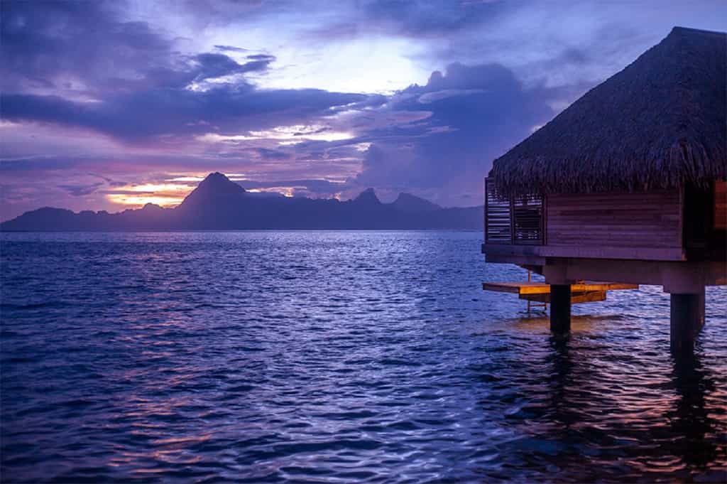En Polynésie (ici Moorea vue de Tahiti), la hausse du niveau de l'océan aurait atteint 3,3 mm/an depuis 1950, soit plus que la hausse globale, selon une étude parue en 2015. © Daniel Chodusov, Flickr, CC by nd 2.0