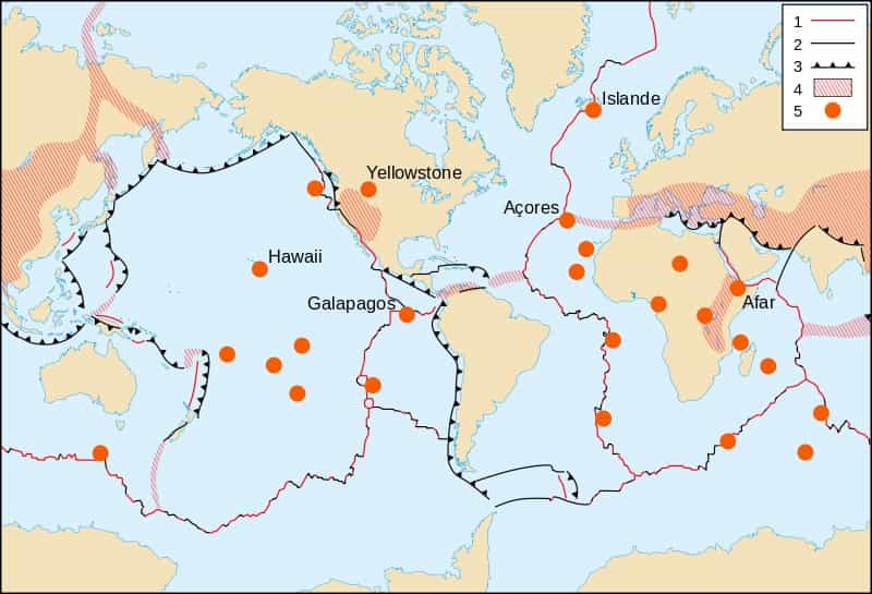 Sur cette carte montrant les principales plaques tectoniques de la planète, les zones de divergence océaniques et continentales sont indiquées en rouge. Les traits noirs dotés de petites flèches correspondent à des zones de convergence, où des subductions ou des collisions sont en cours. © Eric Gaba, Wikimedia Commons, cc by sa 2.5