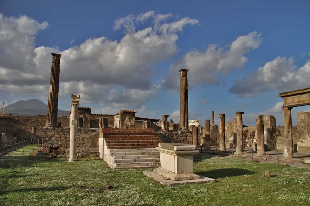 De nombreuses structures à Pompéi étaient dédiées à la religion ou à des figures mythologiques. Ici, on observe le temple d’Apollon, situé au sud-ouest de la cité. © Wikimedia Commons, CC BY-SA 2.0, 