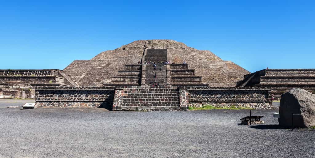 Une vue de la pyramide de la Lune, à Teotihuacan, au Mexique. Celle-ci cache-t-elle un tunnel ? © Diego Delso, CC by-sa 3.0