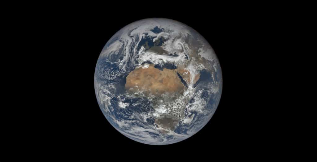 La Terre, le 22 avril 2020, photographiée par le satellite DSCOVR. Ce dernier ne la quitte pas des yeux depuis le début de sa mission et offre ainsi aux Terriens un regard sur l'évolution de la Planète au fil des jours, des semaines, des mois, etc. © DSCOVR, Nasa