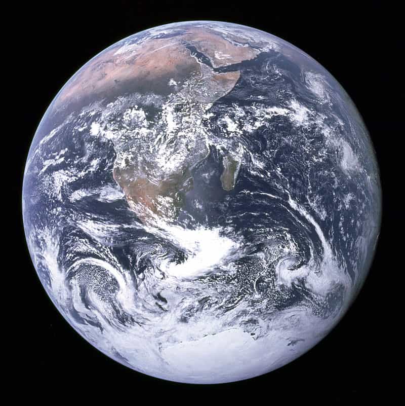 La Terre photographiée par les astronautes de la mission Apollo 17 le 7 décembre 1972, à environ 45.000 km de distance, avec le Soleil derrière la capsule spatiale. Sous le nom de Bille bleue (Blue marble), l'image est devenue célèbre et montrait pour la première notre planète dans l'espace, en couleurs et complètement éclairée. © Nasa