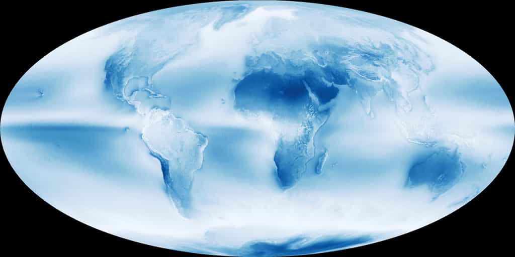 La couverture nuageuse moyenne de la Terre a été observée par le satellite Aqua entre juillet 2002 et avril 2015. Les couleurs – fausses – indiquent la teneur en eau, du bleu (très faible) au blanc (très élevée). On remarque bien sûr l’Afrique saharienne et la péninsule arabique. Un autre désert, moins connu, se trouve en Antarctique où, loin des côtes, les précipitations restent exceptionnellement rares. Parmi les zones sèches, figure également l'Australie. Il est aussi possible de remarquer le liseré bleu le long de la côte Pacifique de l’Amérique Sud, entre l’Équateur et le Chili, qui correspond à une région aride : là se trouve le désert d’Atacama. À retenir aussi la nébulosité plus faible au-dessus des océans. © Nasa Earth Observatory