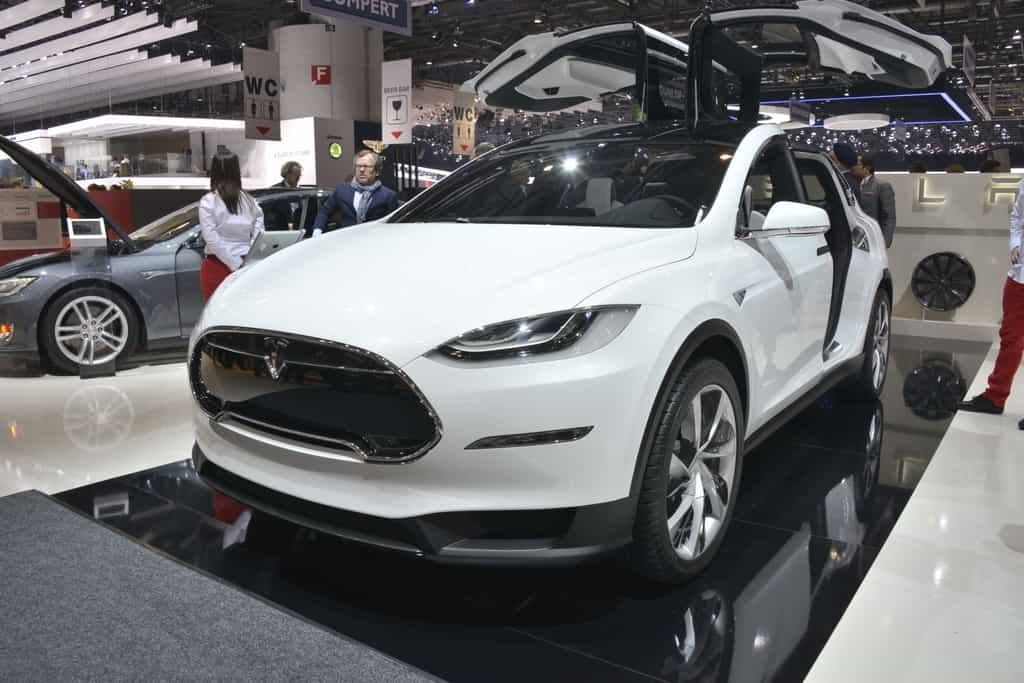 Le Tesla Model X lors du Salon de l'automobile de Genève, en mars 2013, alors qu'il était au stade de concept. Il faudra attendre 2015 pour se procurer le Model E, plus grand public. © Newspress