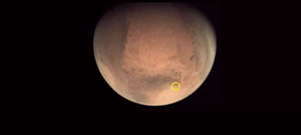 Mars imagée par la webcam de la sonde Mars Express. Le cercle jaune indique la localisation du cratère Jezero où va se poser Perseverance le 18 février 2021. © ESA