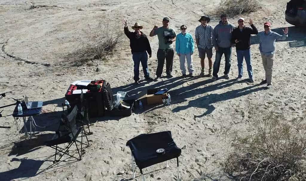 L'équipe de chercheurs du Département des sciences géologiques de l'Université d'état de San Diego se photographie sur la faille de San Andreas avec le drone basé sur la matrice M600 de DJI. Ce drone dispose d’une portée d’environ cinq kilomètres avec un temps de vol maximum de 15 à 35 minutes selon la charge embarquée. © SDSU