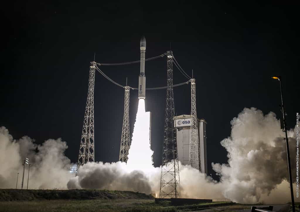 Décollage du lanceur Vega (VV17) le 17 novembre. Huit minutes plus tard, une dégradation de la trajectoire était constatée, entraînant la perte de la mission et des deux satellites d'observation de la Terre que Vega transportait. © ESA, Cnes, Arianespace