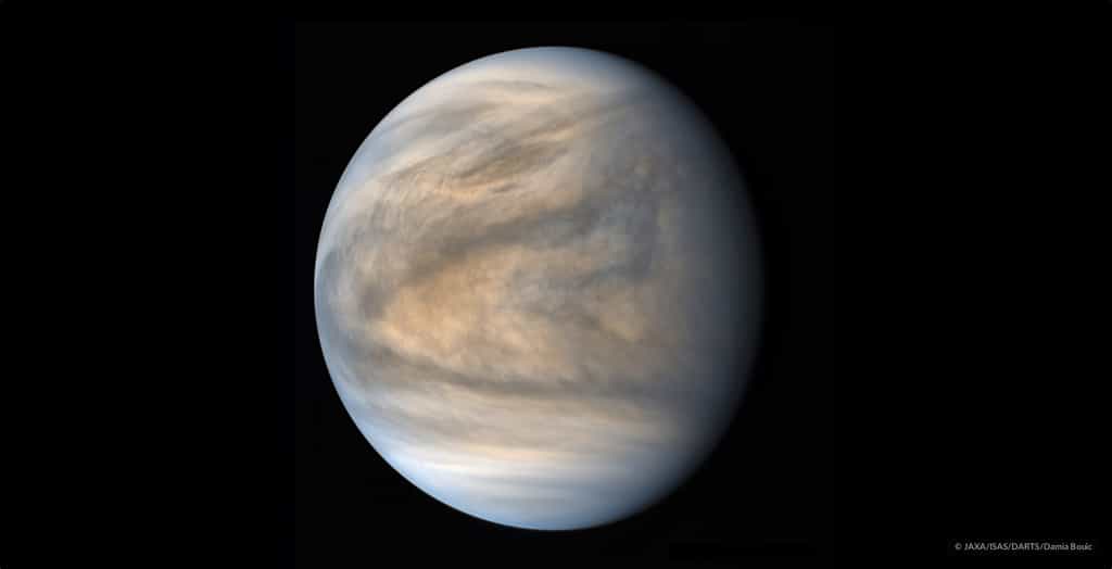 Vénus sous l’œil de la caméra UV1. Image traitée par Damia Bouic. Les pôles sont plus calmes que les régions tropicales. © Jaxa, Isas, Darts, Damia Bouic