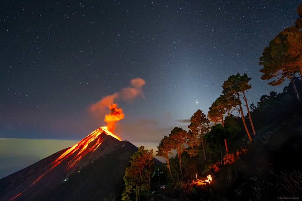 Superbe photo de la conjonction de Jupiter et Saturne dans le ciel du Guatemala, près d'un volcan en éruption. Le faisceaux brumeux presque verticale à travers lequel brillent les deux planètes est la lumière zodiacale. © Francisco Sojuel, Apod (Nasa)
