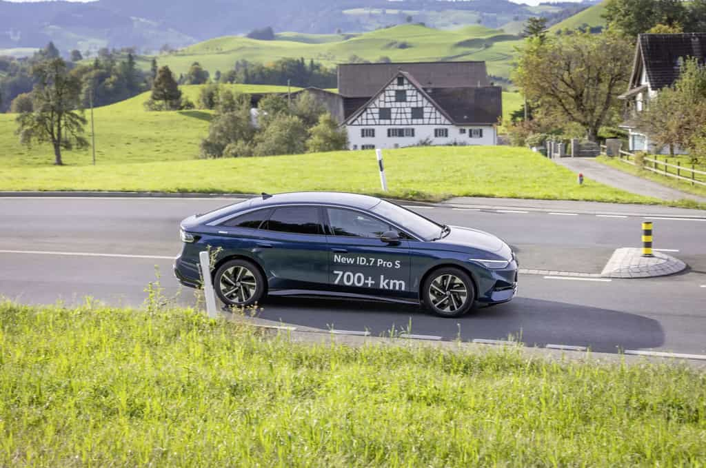 La nouvelle ID.7 bat déjà des records avec 794 kilomètres parcourus sur une seule charge pour une autonomie annoncée à 700 km WLTP. © Volkswagen