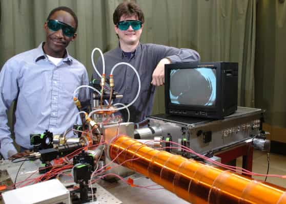Ibrahim Sulai et Peter Mueller devant un piège laser. Crédit : Argonne Laboratory