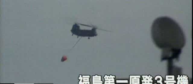 Un hélicoptère s'approche de la centrale de Fukushima pour un largage d'eau sur l'un des réacteurs. © NHK